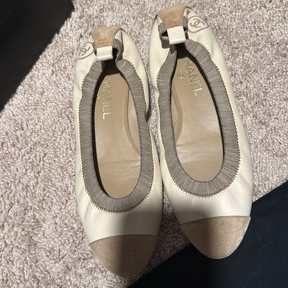 CHANEL Two-Tone Ballet Flats in Beige and Cream - Picture 6 of 9